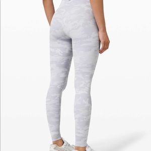 WUNDER UNDER HR TIGHT 25"
Color: Alpine Camo
Size: 8